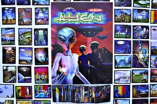 Invasion Alien: Álbum Completo A Pegar